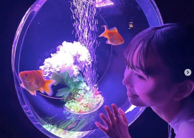 松本麗世、金魚とのツーショットにファンうっとり