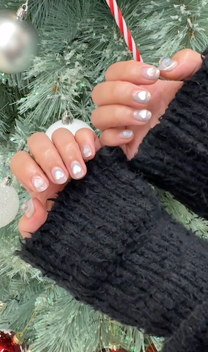 「来年もよろしくお願いします」タレント・峯岸みなみが自身の最新ネイルを公開