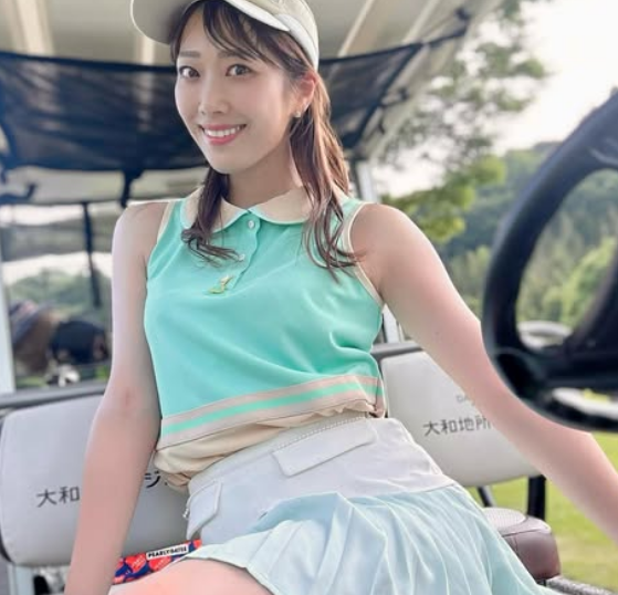 「かわいい！そして美脚すぎるっ」ゴルフ美女子、カート内の”女神ショット＆スイング”にファンハート・オープン！