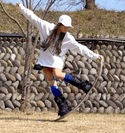 「芝と遊んできた」スキムボーダー美女、キュートな”ボードジャンプムービー”を公開！クールだとファン絶賛