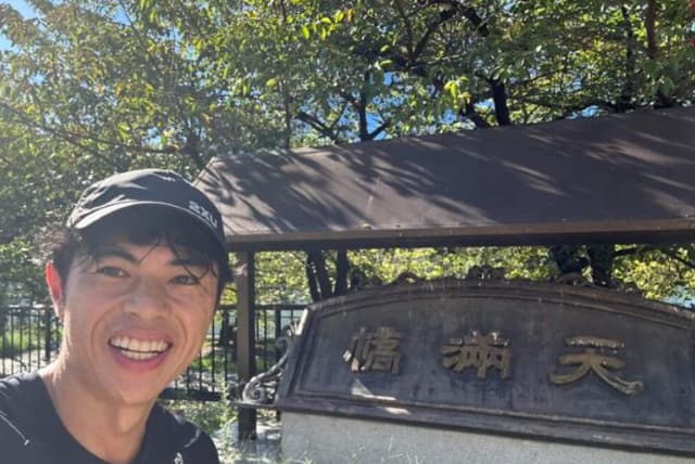 お笑い芸人 小島よしお 天満橋を時速10キロで駆け抜ける！