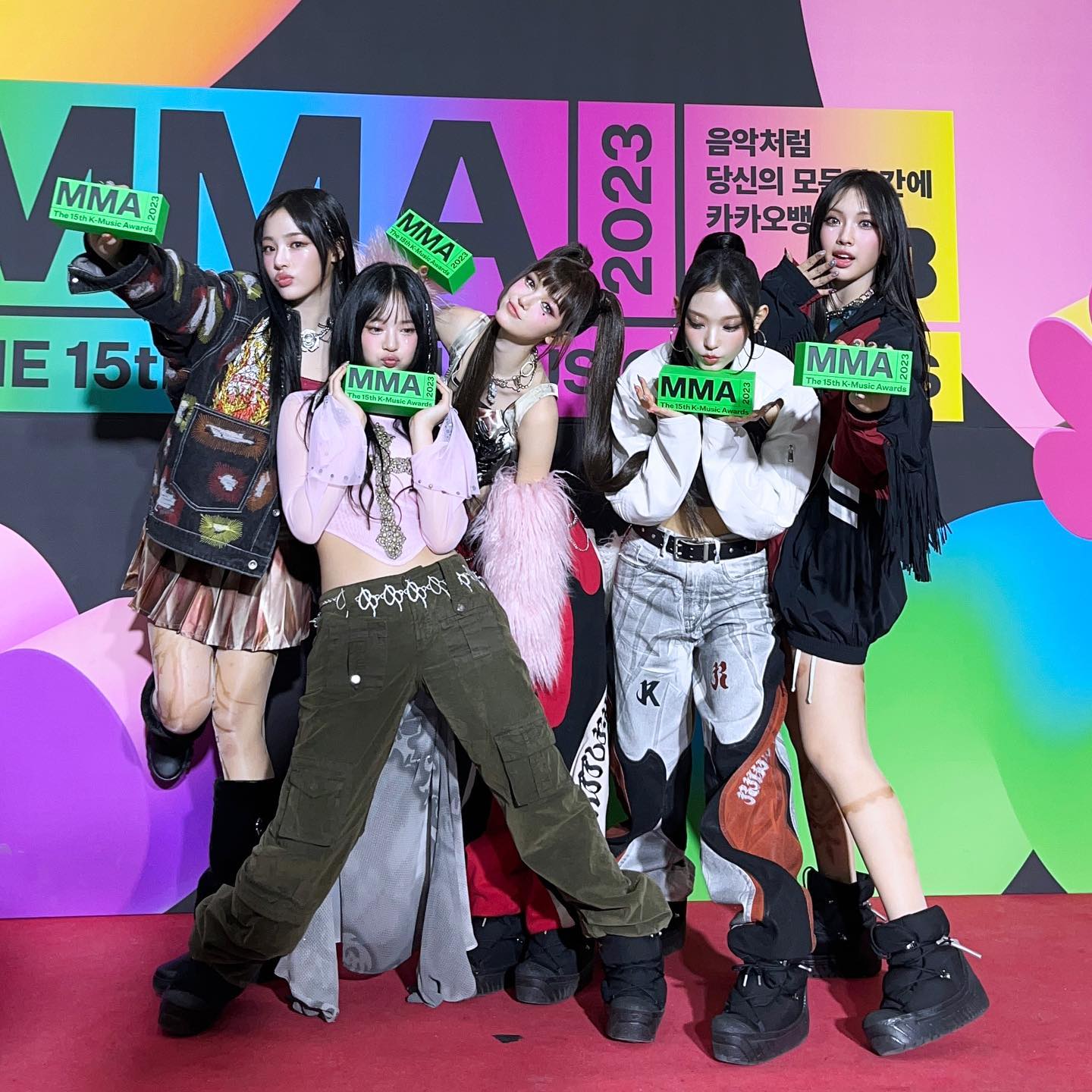 今話題の韓国アイドルNewJeansが「MMA2023」でW受賞！