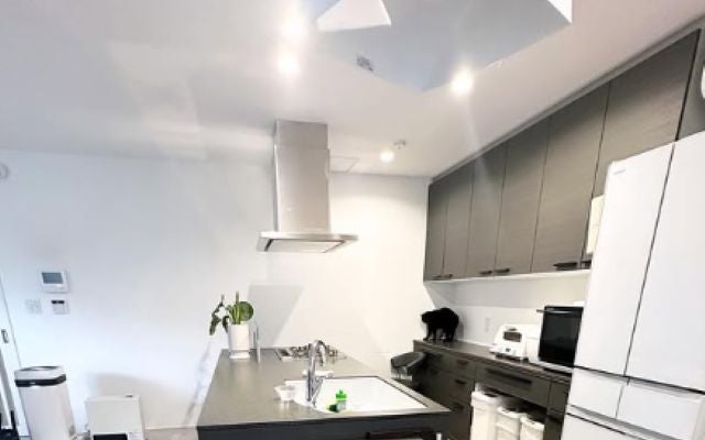 清潔感溢れる空間が素敵！鈴木奈々がおうちのリビングを公開