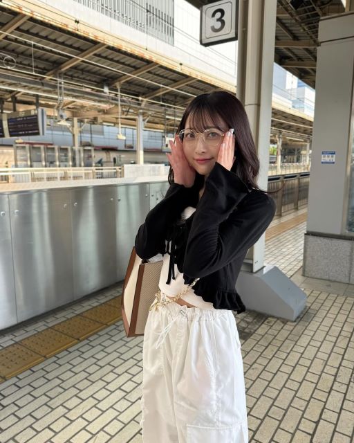 清原梨央のGWスタイル。駅ホームで見せた知的カジュアルな魅力