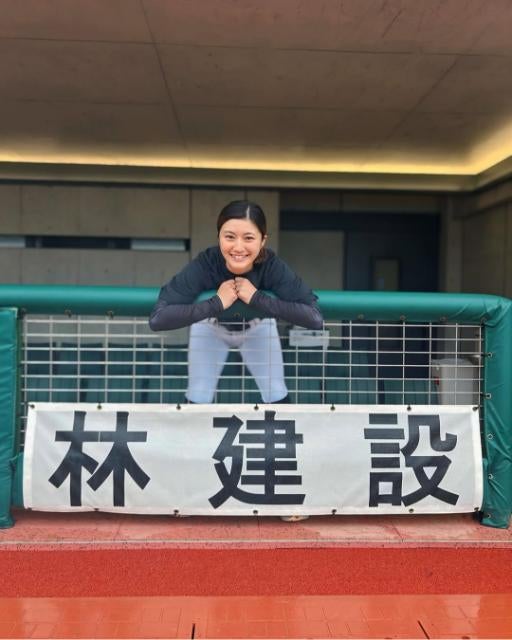 三塁側ベンチで輝く！TVQ九州アナウンサー・岡田桃佳“私の広告”記念ショット