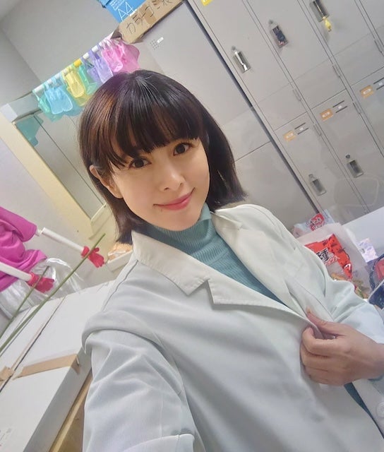 51歳美魔女タレントが白衣姿を披露「わたし失敗しそうです」
