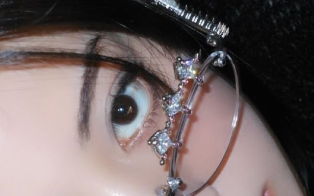 キラキラ輝くメガネがよく似合ってる！池田エライザがメガネをかけた最新ショットを公開