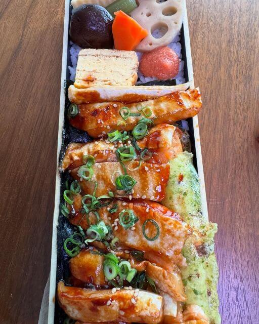 小沢仁志が選ぶ“男の海苔弁”がこちら。LIFEのハラス弁当、見た目からして強い。