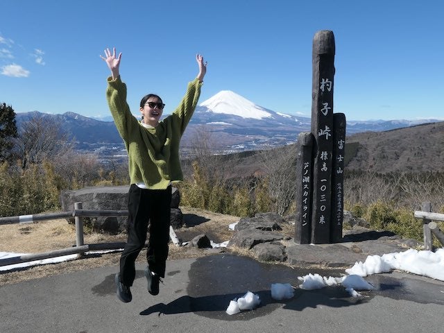 新川優愛が富士山を背景にジャンプした写真を披露✨「これでも30歳ですありがとうございます。」