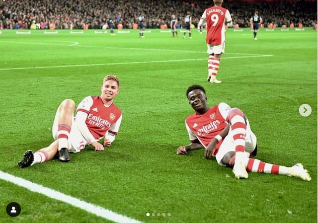 アーセナル・サカが盟友スミス・ロウにエールを贈る