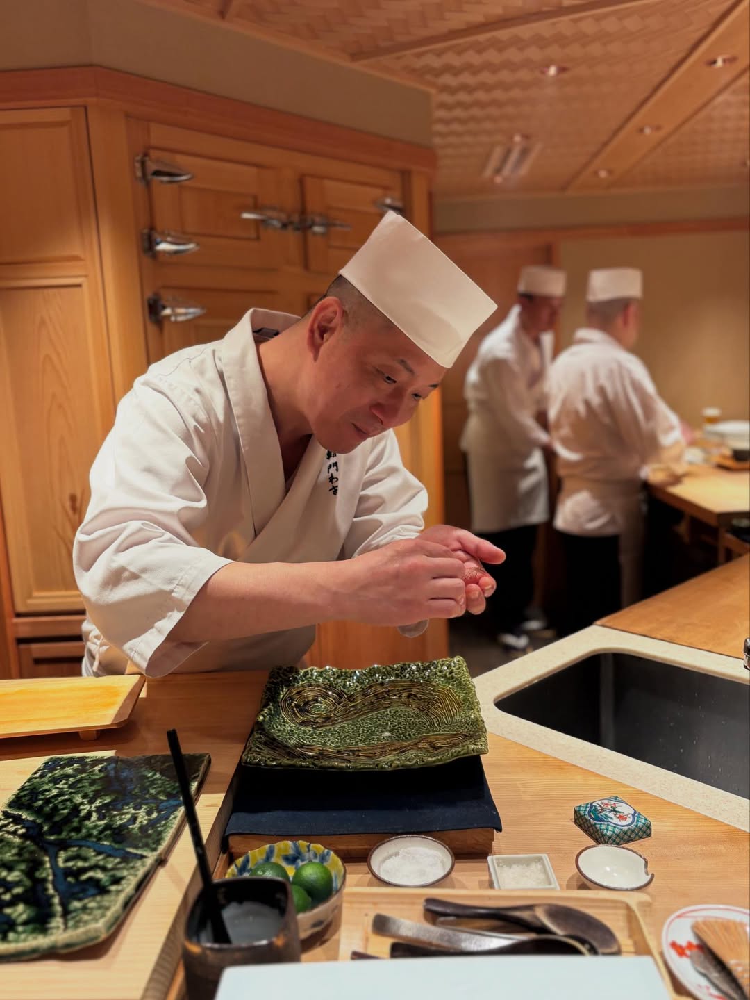 「どうにも脳裏から消えないおいしさ」ラジオパーソナリティ兼タレント・クリス智子、銀座の「鮨門わき」でお寿司を満喫