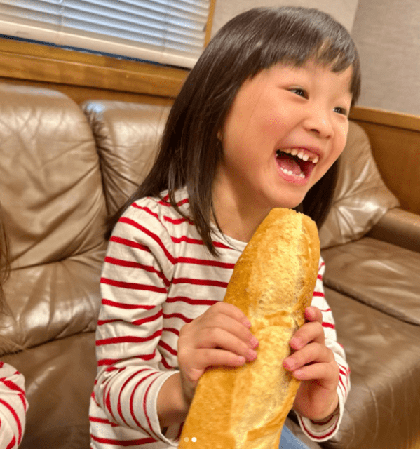 「可愛い食べっぷり」村方乃々佳(ののちゃん)、バゲットをそままガブリッ⁉最新ショットにファン大注目！