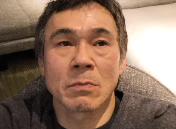 「イチゴと夜の余韻が沁みる…」甲本雅裕、風呂上がりの“しみじみ自撮り”に共感の声