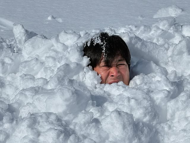 「なんだかんだいっても冬が好きだ！！」パンサー尾形、雪に埋もれた姿に「体張ってて好き」の声