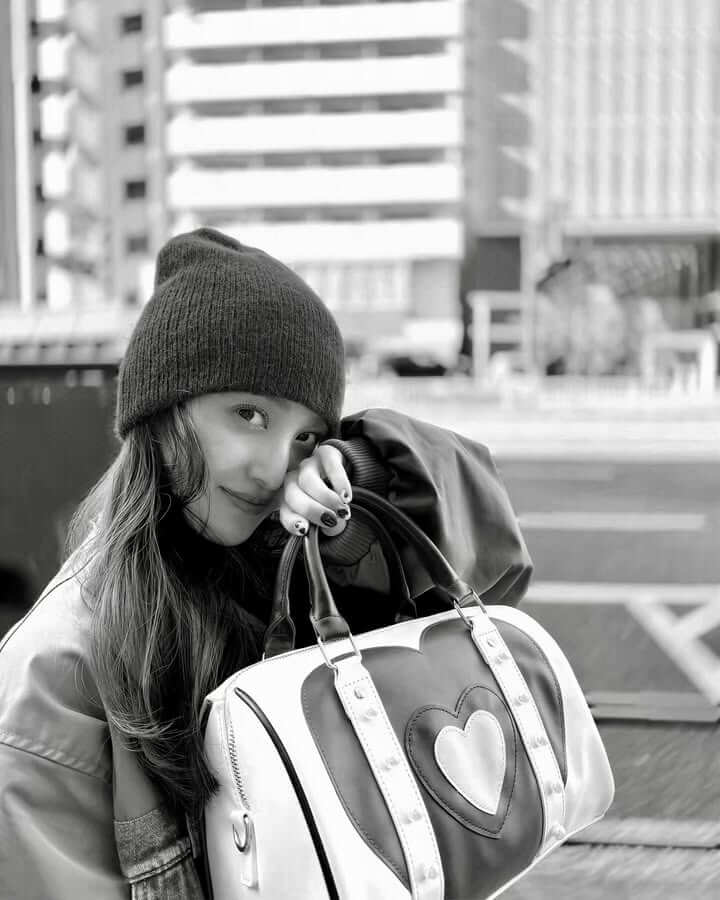 百田夏菜子がオシャレすぎるモノクロショットを公開！