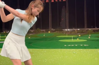 「かわいすぎです」人気レースクイーン、ゴルフ女子モードのスイッチ・オン！スイング後に魅せた”喜びの舞”にファン歓喜