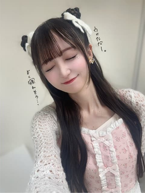 「寝る前にふと思い出すのは…」大喜利で活躍したアイドルが”にやにや”姿を投稿！