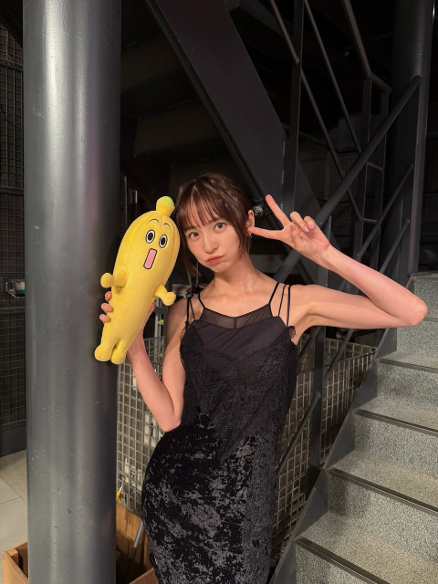 超絶美スレンダースタイルがキラリ！篠田麻里子、美しすぎるキャミワンピドレス姿にファン「めっちゃカワイイね」