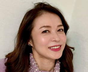 「偶然が導いた至福のひととき」横山めぐみ、美しいフレンチレストランでのオフショット公開