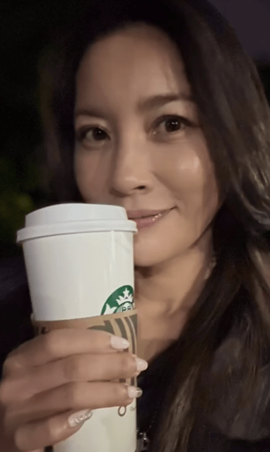 「スタバを飲みながら ブラリと…」瀬戸朝香、夜のお散歩ムービーが絵になりすぎる！