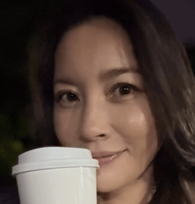 「スタバを飲みながら ブラリと…」瀬戸朝香、夜のお散歩ムービーが絵になりすぎる！