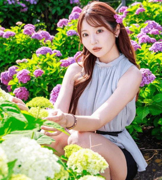 「可愛いですね」Rクイーン兼任のモデル、紫陽花に囲まれた”ドリーミング・ショット”を披露！ファンうっとり