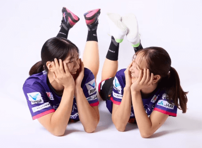 「素敵なお二人！」美女ハンドボーラー、レアな撮影風景を公開！”密着寝そべりムービー”にファン歓喜「めっちゃ可愛い！」