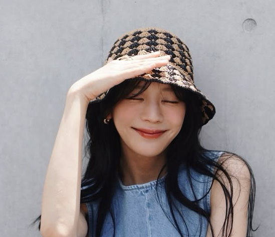 貴島明日香、日差しを避けて“夏の快適ファッション”披露　熱中症注意呼びかけも