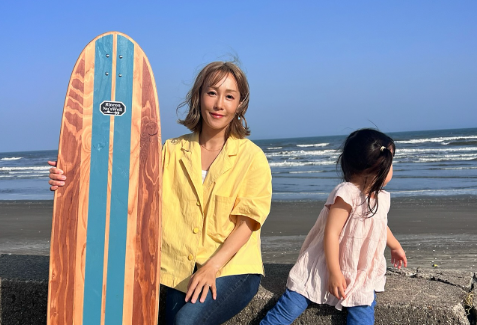 サーフィンママが魅せた“陸トレ”美スタイル！話題のロングスケボー練習姿に注目集まる
