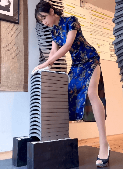 「んん～ぐぐ…ハァ！」チャイナミニドレスでメガバズの美女、瓦割り前のスタンバイ・ムービーを初公開！「何から何まで可愛い」