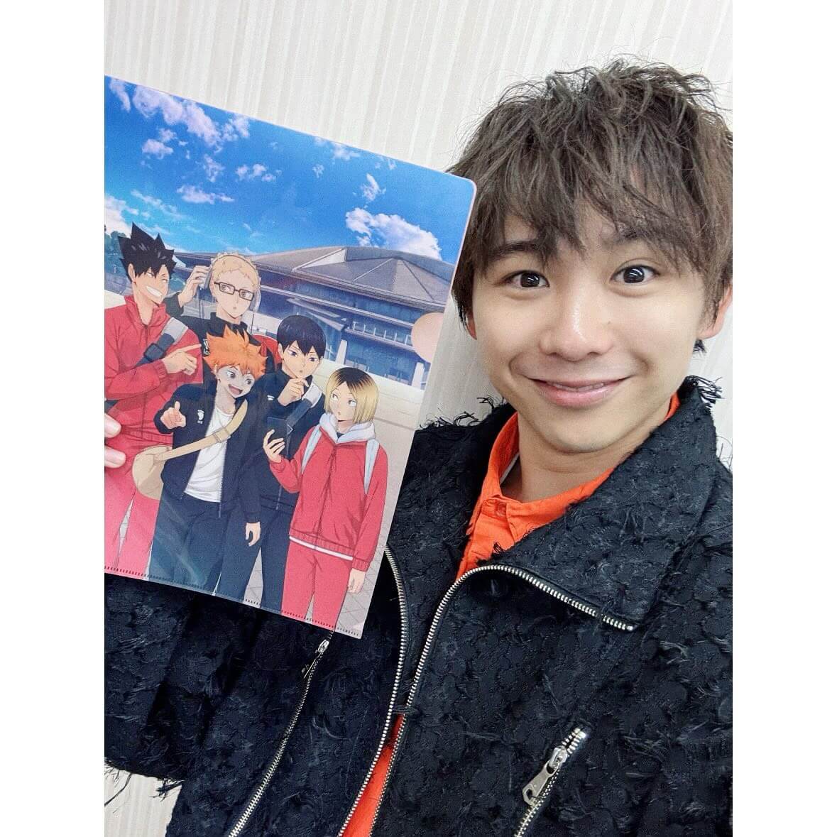 「TOKYOアニメツーリズム2025」に登場した須賀健太が景品のアクスタをべた褒め！