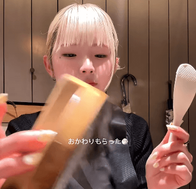 「食べっぷりが可愛い」金髪マラソンインフルエンサーの美女、グルメモードで至福の境地に！モグモグタイム・ムービーにファン夢心地