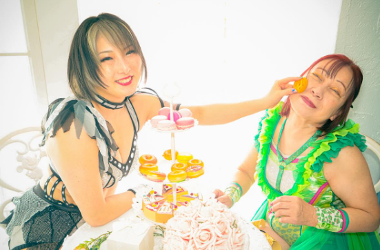 まさかの組み合わせ！？真琴が“リングコスチュームでアフタヌーンティー”風ショットを披露し話題に