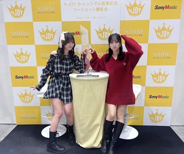 ≒JOY 小澤愛実がメンバーと2ショット撮影会!?”念願のお写真”にファン「良すぎるありがとう眼福」