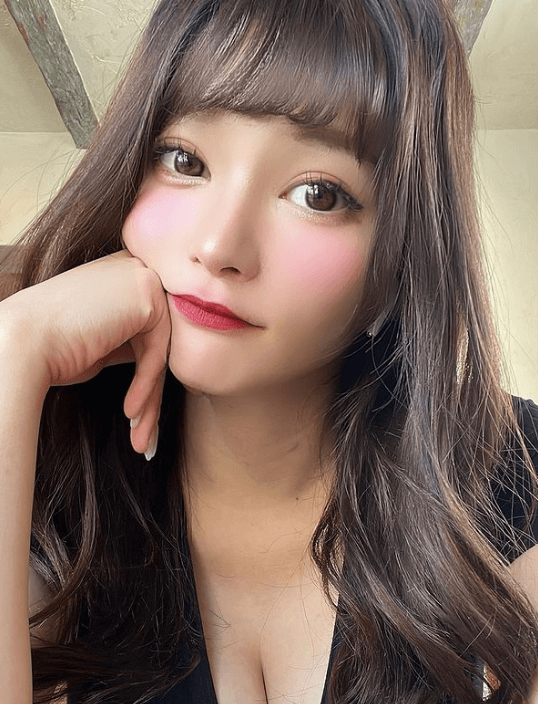 「どっちが好き？」あの超人気ラウンドガール、魅惑のオフショットを披露しファン悶絶！