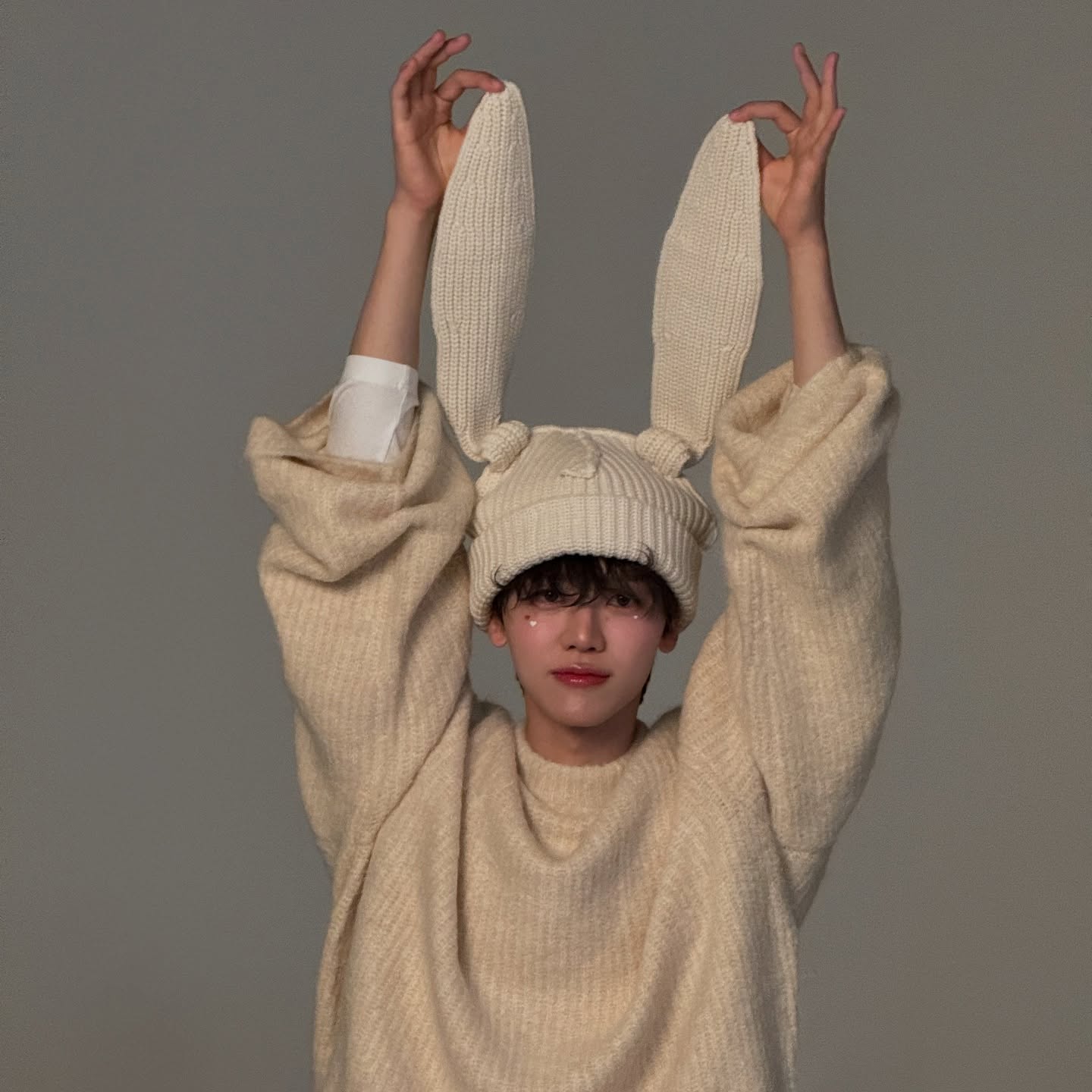 大人気韓国アイドルの”うさ耳帽子”が可愛すぎる！キュートなお顔から目