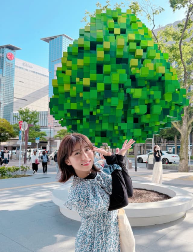 TEAM SHACHI・坂本遥奈が〇〇〇みたいな木とともにパシャリ「ゲームから出てきたみたい」などと話題に