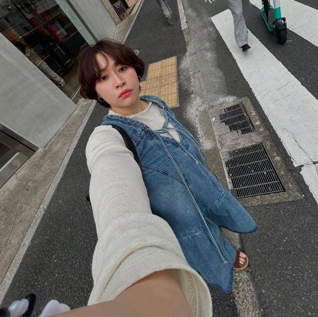 丸山礼、横断歩道の真ん中で“ワタサバロス”。心ここにあらずな日常スナップ