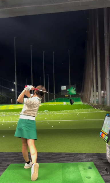 夜空に吸い込まれる打球に注目！女子ゴルファー・宮崎千瑛、ミニスカ美脚の夜練ナイスショットムービーにファン惚れ惚れ！