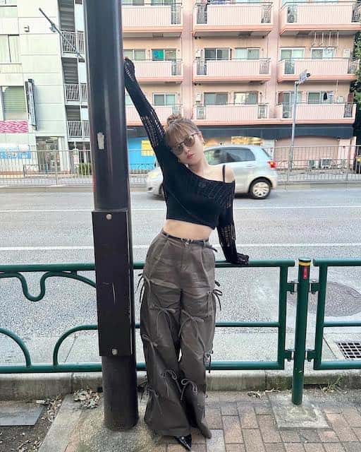 鈴木奈々、「かわいい過ぎ」な肩出しへそ出しコーデを公開し話題