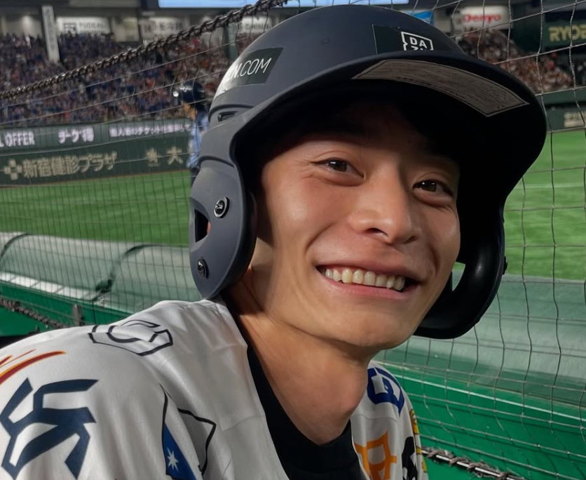 入江陵介、久々のプロ野球観戦で笑顔　オールスター仕様ユニ姿を披露