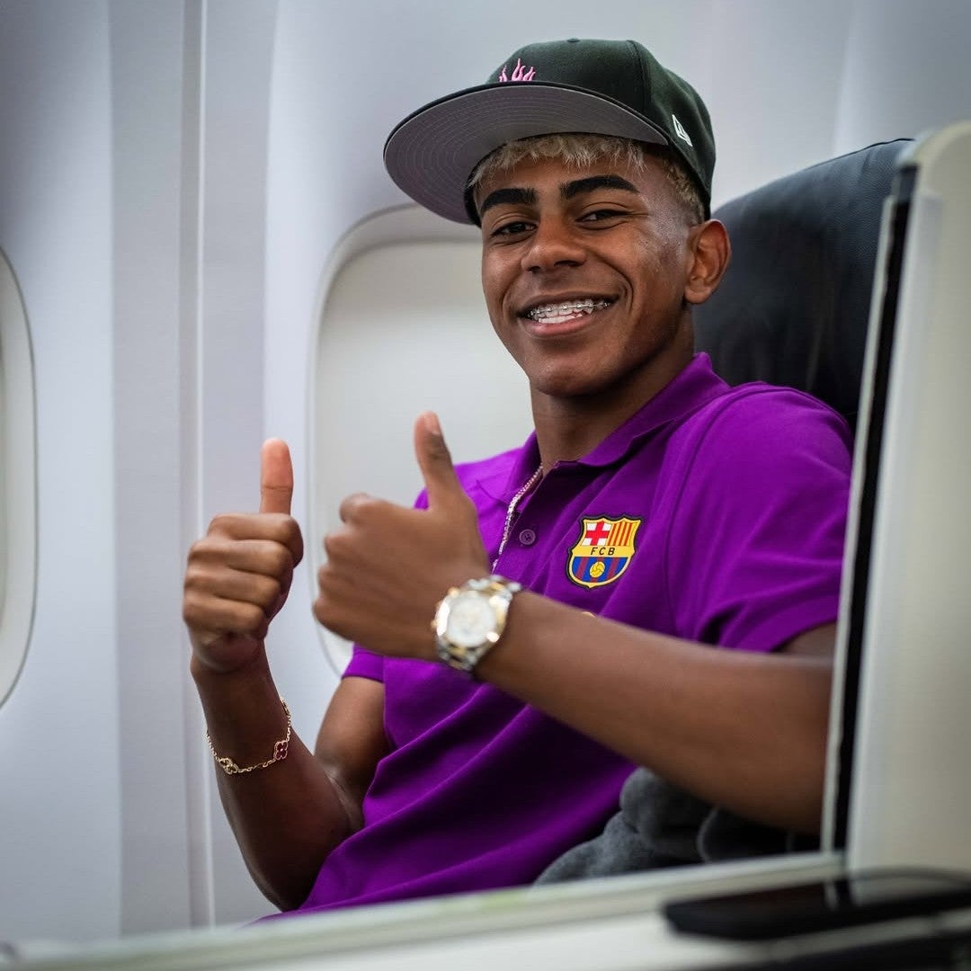 バルサのメンバーが日本へ出発！ヤマルの姿も！27日、ヴィッセル神戸とのチャリティーマッチは予定通り開催