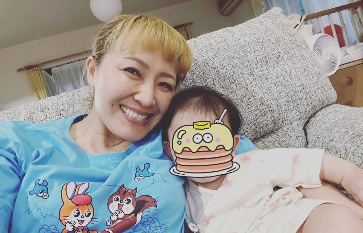 「ぷくぷくちゃん💕可愛いイビキ💤なんでしょうね😊お二人を見てニヤニヤしてます💖💖💖」丸山桂里奈　娘とのツーショットを公開