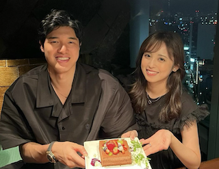 渡邊雄太 妻・久慈暁子との寄り添い2ショットに大反響 結婚記念日をお祝い