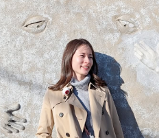 宇内梨沙アナ、ファッショナブルな投稿で話題！「目玉おやじブローチ」がポイント！