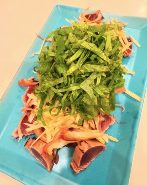 小川菜摘が薬味がたっぷりのった鰹のたたきを披露！