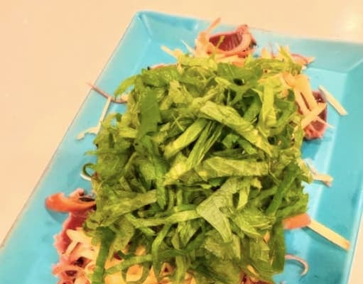 小川菜摘が薬味がたっぷりのった鰹のたたきを披露！