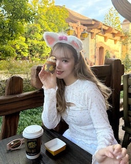 人気モデル ディズニー満喫ショット公開にいいね殺到「プリンセスが街に出てきた感じ」