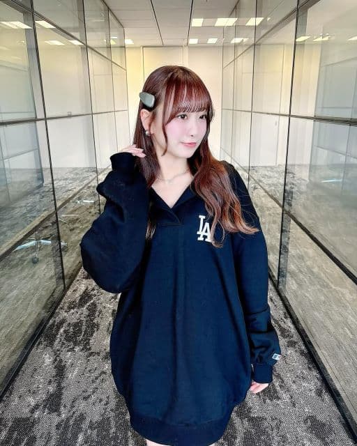 「甘辛コーデ素敵！」＝LOVE・瀧脇笙古、あの野球チームのパーカーワンピースを着用したカジュアルショットを公開！