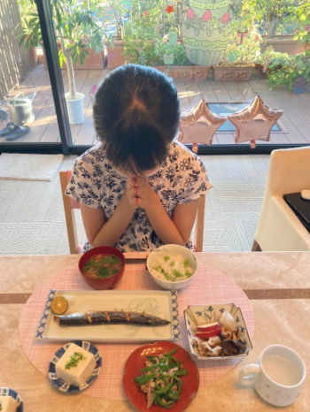 市川海老蔵さんが長女の夕食姿を披露📸🍙早くも秋を感じる”あの魚”が登場！？🍁🐟